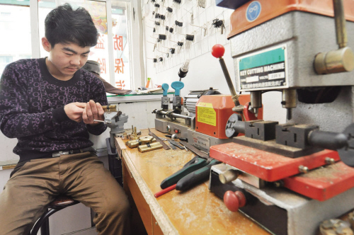 回龙镇开锁店为啥“牛号”频现 听开锁师傅讲什么锁最防盗