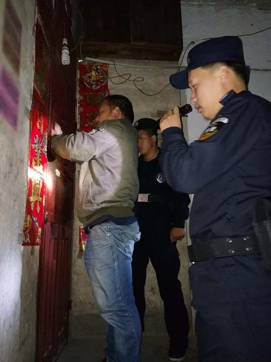 回龙镇粗心妈妈误将幼女锁家中 民警全城寻开锁师傅开门