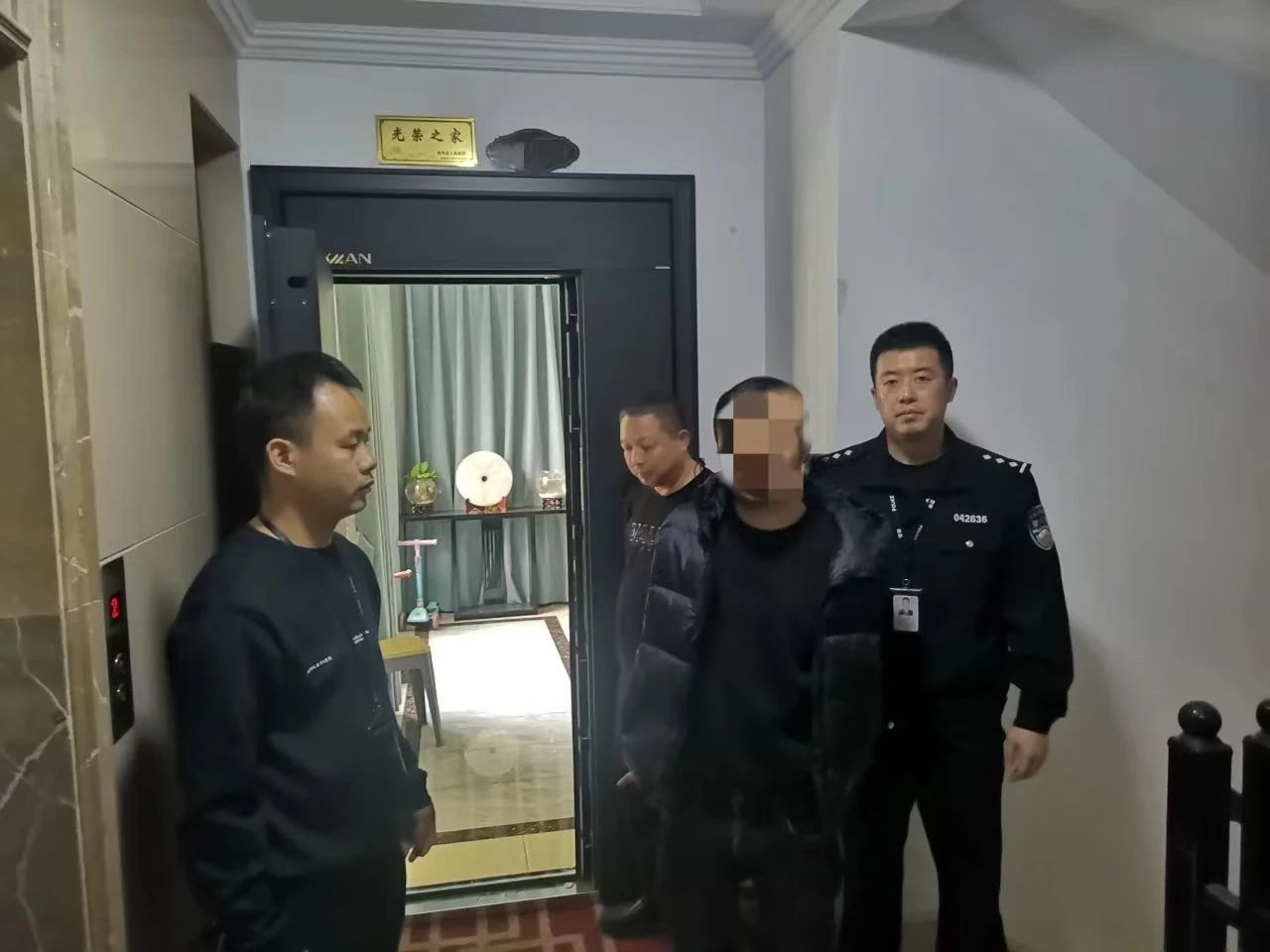 回龙镇全副伪装仍被识别！双龙公安成功抓获一名撬锁盗窃嫌疑人